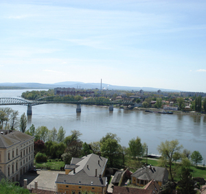 Через реку Венгрия граничит со Словакией - фото 11