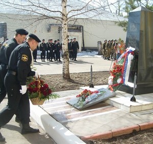 Возложение цветов к мемориалу памяти погибших сотрудников ОМОНа - фото 11