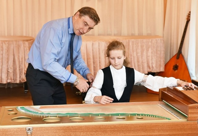 Депутат ЗС НО Олег Лавричев выделил средства на приобретение гуслей для оркестра Арзамасской детской музыкальной школы