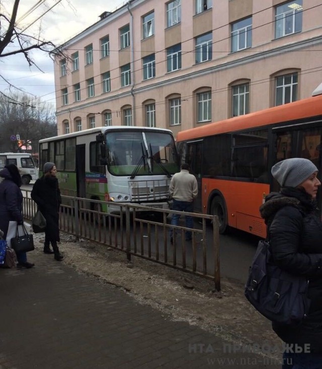 Движение в центре Нижнего Новгорода парализовано из-за ДТП с участием муниципального автобуса и маршрутки