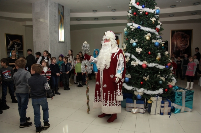 Около двух тысяч детей-сирот и оставшихся без попечения родителей детей приняли участие в "Губернаторской елке" в Нижнем Новгороде