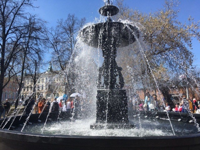 Запущенному после зимы фонтану на площади Минина и Пожарского в Нижнем Новгороде вернули исторический цвет