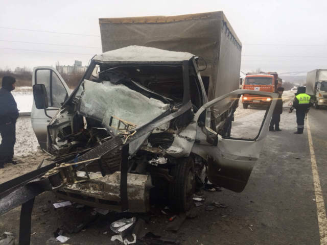 Водитель ГАЗа погиб при столкновении с фурой на трассе М5 в Самарской области