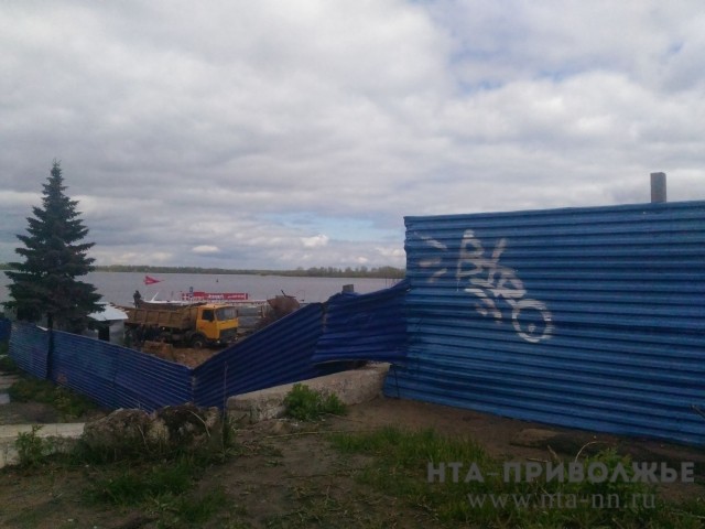 Нижегородец предложил оставить синий забор на Нижне-Волжской набережной, придав ему статус ОКН