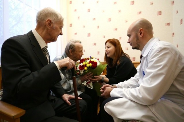 Елизавета Солонченко навестила в нижегородском госпитале Героя Советского Союза Александра Кузнецова