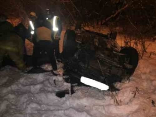 Иномарка с пассажирами упала с моста в Нижнем Новгороде