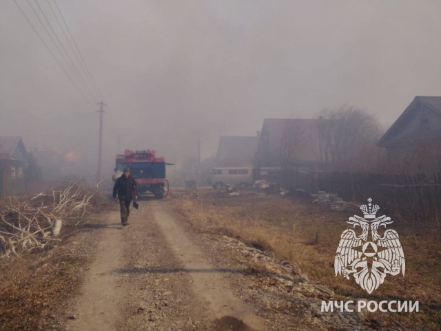 Пожар с сухой травы перебросился на посёлок в Татарстане