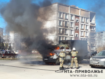 &quot;ГАЗель&quot; сгорела во дворе жилого дома в Нижнем Новгороде (ВИДЕО)