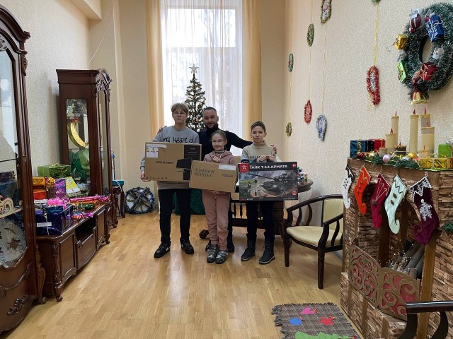 Дети из Харцызска в рамках акции "Ёлка желаний" получили подарки от Егора Полякова и Юлии Алешиной