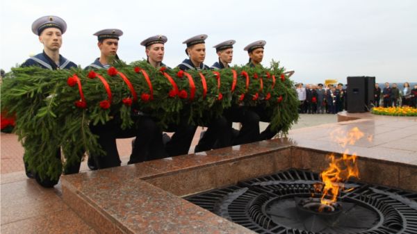 Церемония возложения цветов прошла в Мемориальном комплексе "Победа" города Чебоксары 