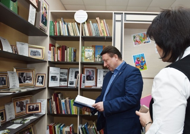 Олег Лавричев оказал финансовую помощь сельской библиотеке Арзамасского района Нижегородской области