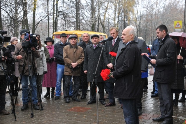 Мемориальная доска в память о Юрии Старцеве открыта в Арзамасе Нижегородской области