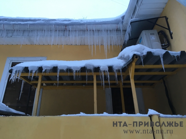 Десять человек пострадали из-за падения сосулек в Нижегородской области в период потепления