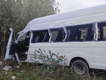 Пачка кирпичей выпала из грузовика на микроавтобус в Нижегородской области