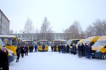  Александр Соколов передал директорам кировских школ ключи от 19 новых автобусов