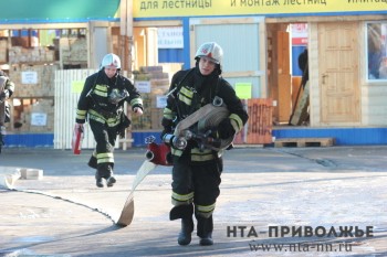 Неэксплуатируемое здание горит в промзоне Дзержинска