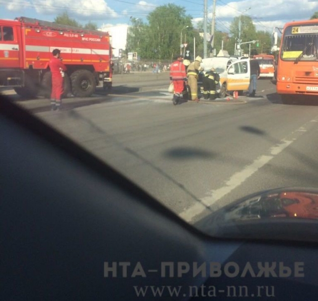 Такси "Дубровка" загорелось на площади Сенная в Нижнем Новгороде 19 мая