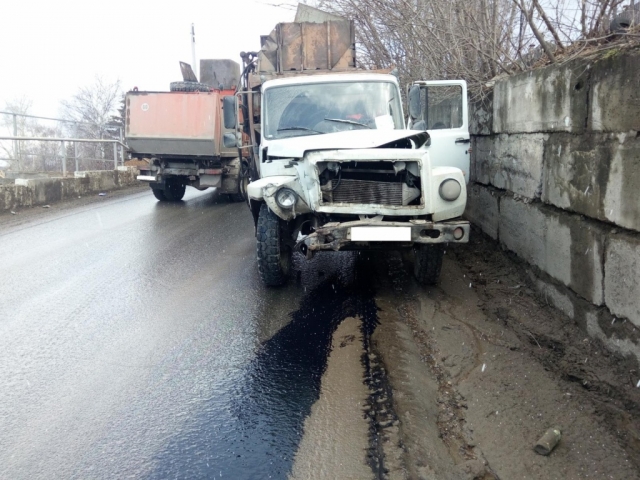 Выехавший на встречную полосу грузовик протаранил иномарку в городе Добрянка Пермского края