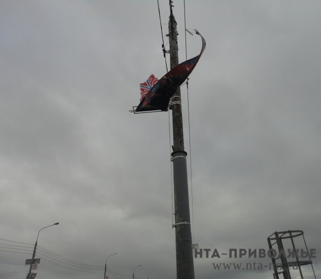 Часть установленных на Канавинском мосту в Нижнем Новгороде декоративных баннеров к ЧМ-2018 не выдержала нагрузки ветром и уже повреждена