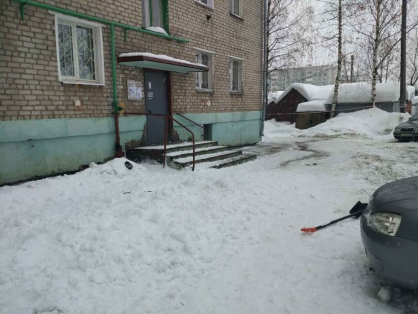 Чистивший крышу рабочий в Кирове разбился насмерть при падении с высоты