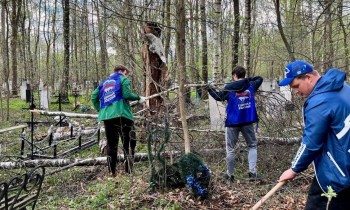 Волонтеры убрали спиленные деревья и привели в порядок захоронения ветеранов на Стригинском кладбище в Нижнем Новгороде