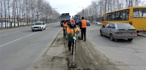 Более 100 рабочих ежедневно принимают участие в уборке автодорог в Чебоксарах