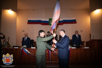 Денису Паслеру вручили флаг ДНР  