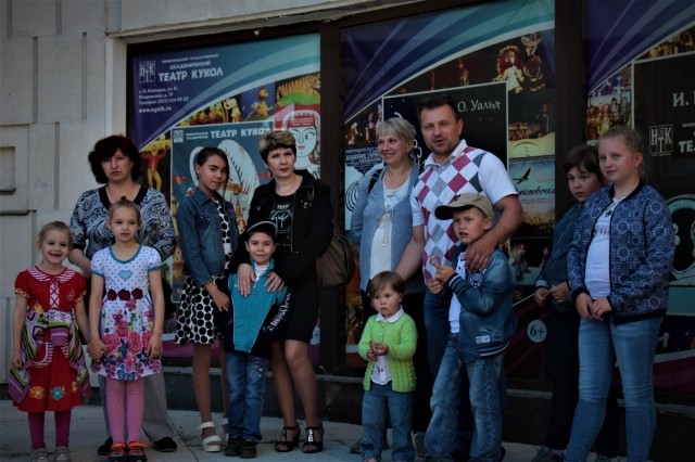 Нижегородские многодетные семьи под опекой Благотворительного фонда Олега Кондрашова побывали в театре кукол