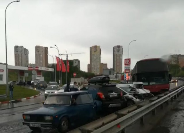 Экскурсионный автобус устроил массовое ДТП на Анкудиновском шоссе в Нижнем Новгороде (Видео)
