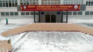 Уборка снега на территории всех образовательных учреждений ведётся своевременно в Чебоксарах