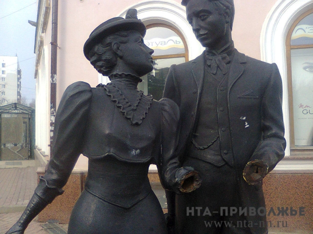 Горадминистрация всё ещё ищет средства для ремонта скульптуры "Дворянская чета" на Б.Покровской в Нижнем Новгороде, которой в 2015 году отпилили руки