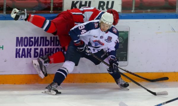 Нижегородская "Чайка" проиграла на выезде столичному хоккейному клубу "Красная Армия" со счетом 2:4