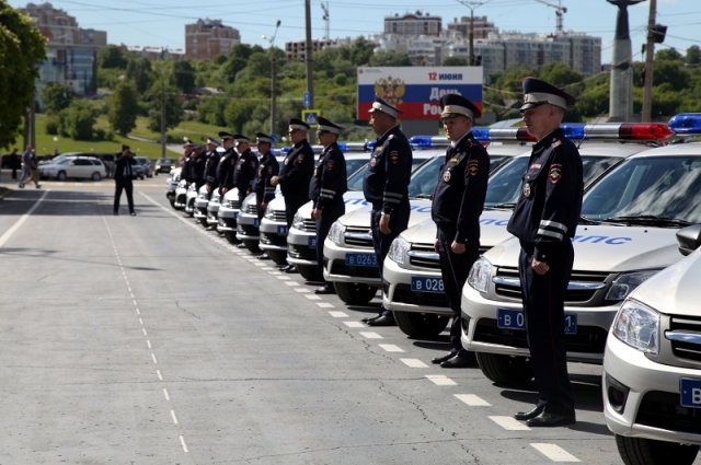 Ключи от 23 новых служебных автомобилей вручили сотрудникам полиции на Красной Площади в Чебоксарах