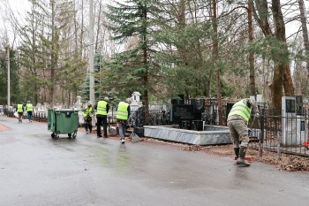 Уборка на 22 муниципальных кладбищах ведется в Нижнем Новгороде