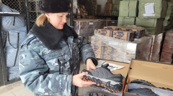 Таможенники Оренбуржья передали партию кроссовок для нужд СВО