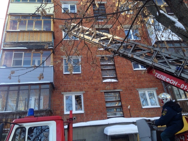 Нижегородские пожарные спасли пожилую женщину, которая хотела выпрыгнуть из окна четвертого этажа жилого дома