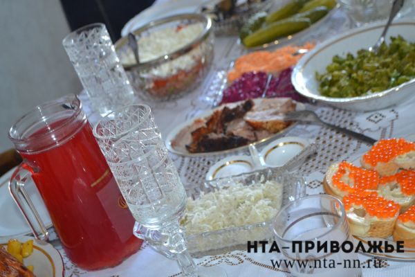 Росстат утверждает, что средняя стоимость минимального набора продуктов для новогоднего стола на семью из 4 человек составляет 1,954 тыс. рублей