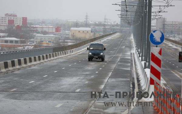 Специалисты "ГУММиД" обвинили в исчезновении разметки на Молитовском мосту Нижнего Новгорода автомобилистов, установивших на колеса своих машин шипованные шины