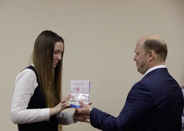 Михаил Шаров принял участие в церемонии вручения паспортов юным жителям Канавинского района Нижнего Новгорода