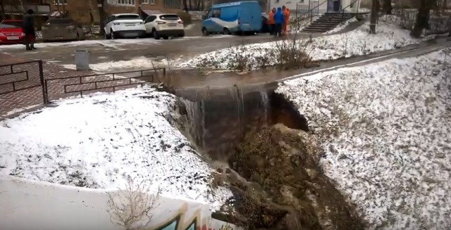 Водопад образовался на набережной Федоровского в Нижнем Новгороде из-за аварии на трубопроводе (ВИДЕО)