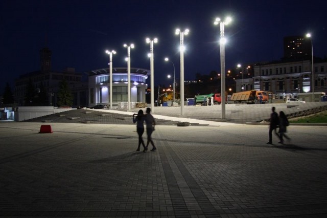 Фонари впервые зажглись на обновлённой Нижне-Волжской набережной в Нижнем Новгороде 