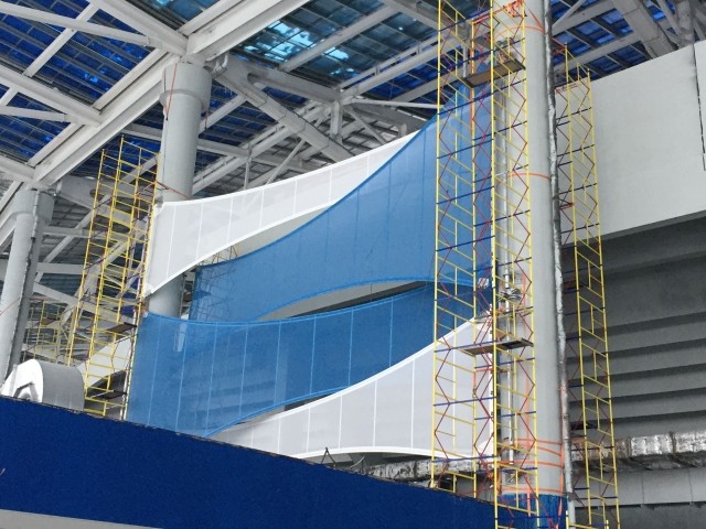 Ветрозащитные мембраны устанавливают на колонны фасада строящегося в Нижнем Новгороде к ЧМ-2018 стадиона