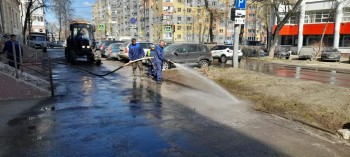Дороги, тротуары и ограждения безопасности моют в Нижнем Новгороде в рамках месячника по благоустройству