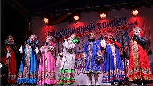 Порядка 3 тысяч жителей Чебоксар приняли участие в митинге-концерте "Мы вместе!" в честь воссоединения Крыма с Россией