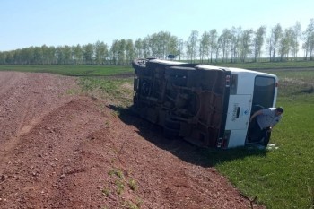 Автобус опрокинулся в кювет в Башкирии