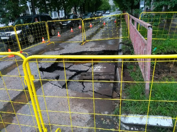 Провал грунта около ТЦ "Гелиос" Нижнего Новгорода произошел из-за разрыва участка трубопровода