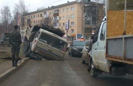 КаМАЗ провалился в яму на дороге в Ижевске