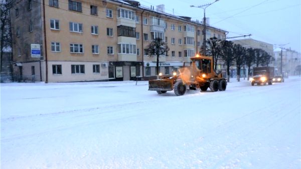 Около 1500 рабочих и 97 единиц техники убирают снег на дорогах города Чебоксары