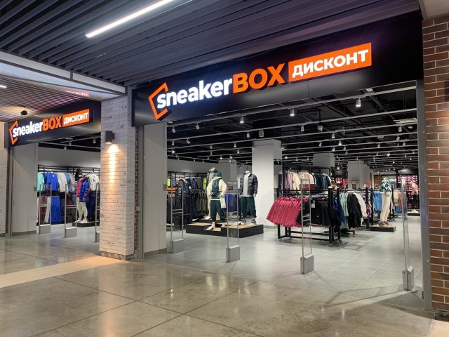 Большой дисконт-центр спортивной одежды и обуви SneakerBox открылся в ТРК "НЕБО"