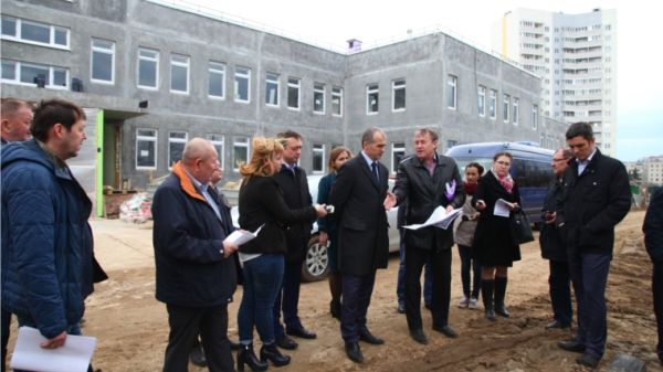 Алексей Ладыков проинспектировал ход строительства детского сада в мкр. Альгешево г. Чебоксары